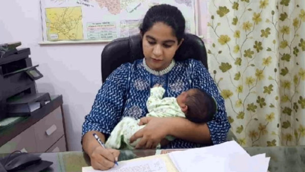 24 दिन की बेटी को गोद में लेकर ऑफिस पहुंची पांडेय 24 दिन की बेटी को गोद में लेकर ऑफिस पहुंची पांडेय