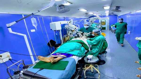 चलते-फिरते अस्पताल में होती हैं ये सर्जरी