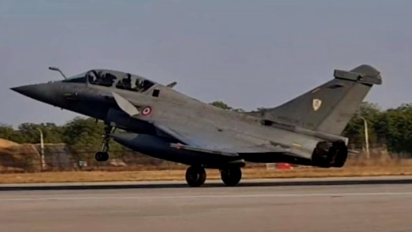 डमी मिसाइलें भी दागी गईं डमी मिसाइलें भी दागी गईं