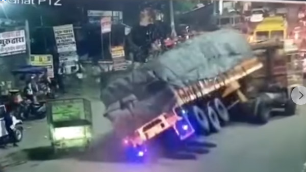 जयपुर से दिल्ली जा रहा था ट्रक