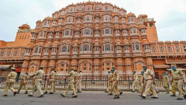 एक बार तो ACP संजीव चौधरी ने फोन को सही समझा एक बार तो ACP संजीव चौधरी ने फोन को सही समझा