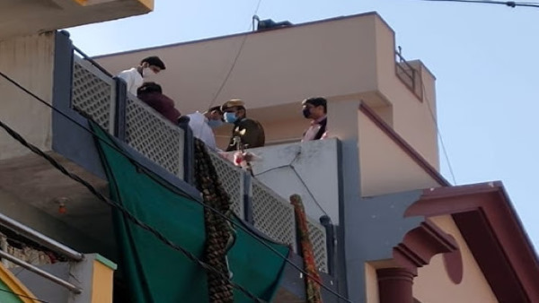  पर्स व कीमती सामान ले गया