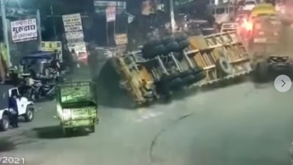  पुलिस ने ट्रेलर के नीचे दबे लोगों को बाहर निकाला