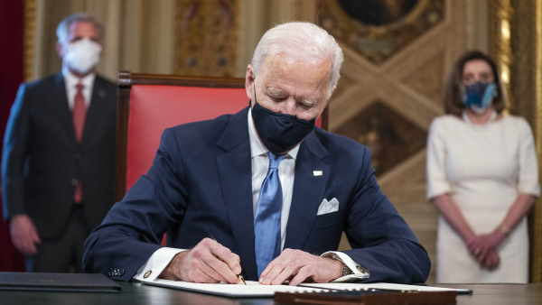 पहले ही दिन आप्रवासन से जुड़े बड़े फैसले