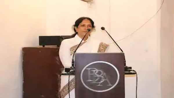 'हाथ पकड़ना, पैंट की जिप खोलना यौन उत्पीड़न नहीं'