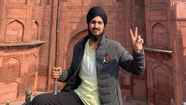 जुगराज ध्वजारोहण और ऊंचे खंभों पर चढ़ने में एक विशेषज्ञ