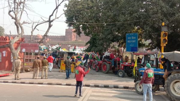 farmers have reached Lal Qila red fort kisan tractor parade