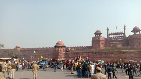 farmers have reached Lal Qila red fort kisan tractor parade