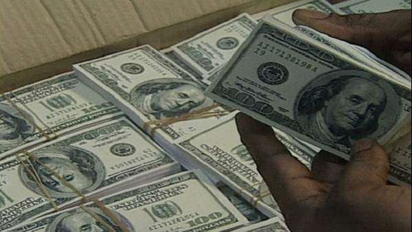 क्लर्क की गलती से करोड़पति बना ड्राईवर