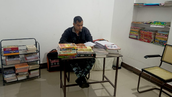 खुद के घर में बनाई लाइब्रेरी खुद के घर में बनाई लाइब्रेरी