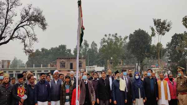 तिरंगा फहराने के साथ मस्जिद निर्माण का काम शुरू