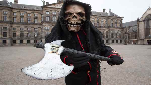 बच्चों के नाम घोटाले का आरोप लगाकर हजारों पेरेंट्स से वसूली