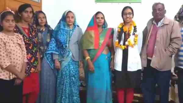 निर्मल चौहान के पिता है सरकारी अध्यापक निर्मल चौहान के पिता है सरकारी अध्यापक