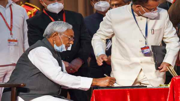 नीतीश कुमार से ज्यादा अमीर हैं उनके बेटे 