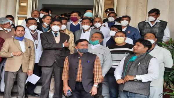 दस से ज्यादा युवक एस एमएस अस्पताल पहुंचे