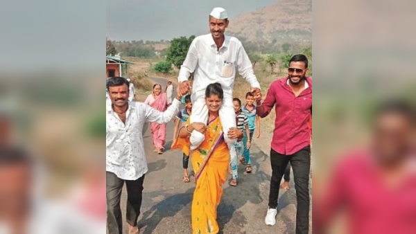 पत्नी ने कंधे पर बैठाकर निकाला विजय जुलूस