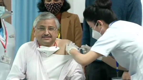 AIIMS डायरेक्टर गुलेरिया, अदार पूनावाला को लगा टीका