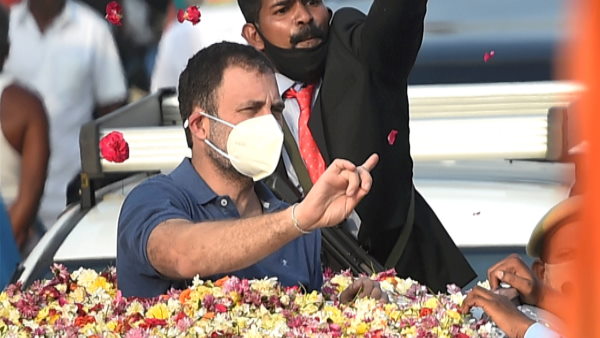 अर्नब को मोदी ने खुद दी एयरस्ट्राइक की सूचना: राहुल 