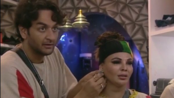 राखी सावंत ने पहनकर दिखाया ईयरिंग राखी सावंत ने पहनकर दिखाया ईयरिंग