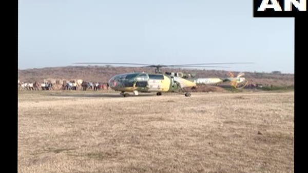 Rajasthan Indian Army helicopter with two pilots made precautionary landing at Kaila Devi area in Karauli Rajasthan Indian Army helicopter with two pilots made precautionary landing at Kaila Devi area in Karauli
