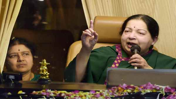 1988 से ही जयललिता के साथ रहने लगीं