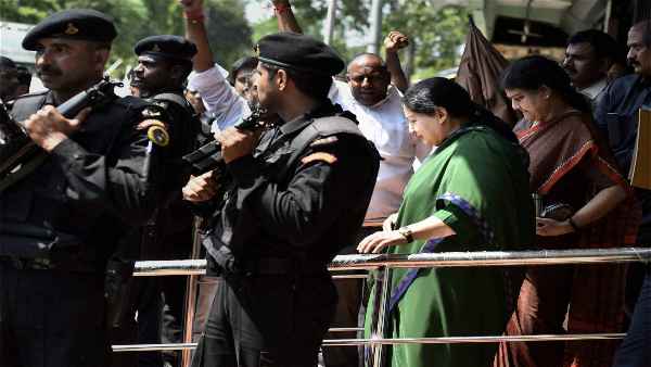 जयललिता से सिर्फ एक कदम पीछे चलती थीं शशिकला