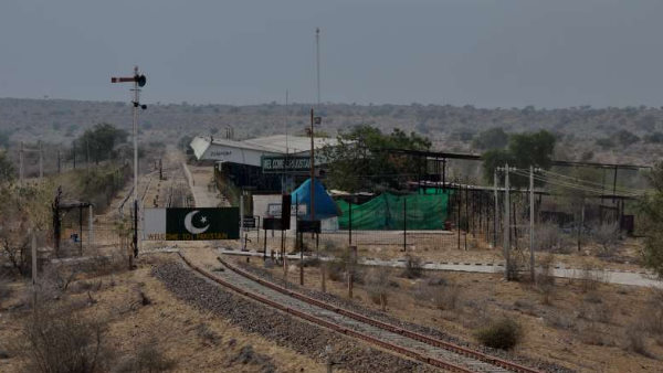 बाड़मेर में भारत-पाकिस्तान सीमा पर स्थित बाड़मेर में भारत-पाकिस्तान सीमा पर स्थित