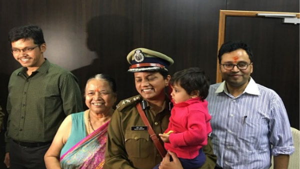 यहां दो साल की बेटी के साथ पहुंची थीं एएसपी यहां दो साल की बेटी के साथ पहुंची थीं एएसपी