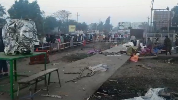 लाशों के ढेर के बीच रोती नजर आई मासूस