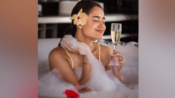 बाथरोब में त्रिधा ने ढाया कहर