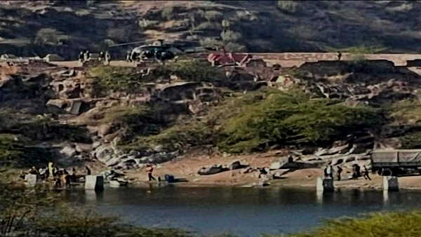 पत्थरों के बीच फंसा था कैप्टन का शव