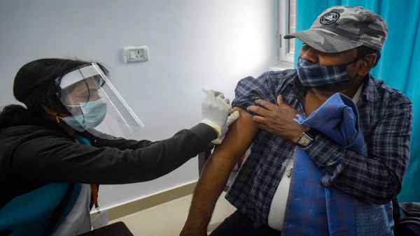 कोरोना वैक्सीन लगवाने को लेकर लोगों में क्यों है हिचकिचाहट?