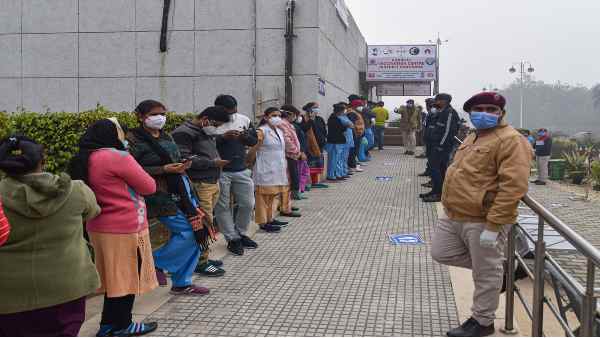 देश में बनी दो वैक्सीन, ना लगवाने को 100 बहाने