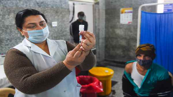 हेल्थकेयर वर्कर्स में भी हिचकिचाहट का दावा किया था