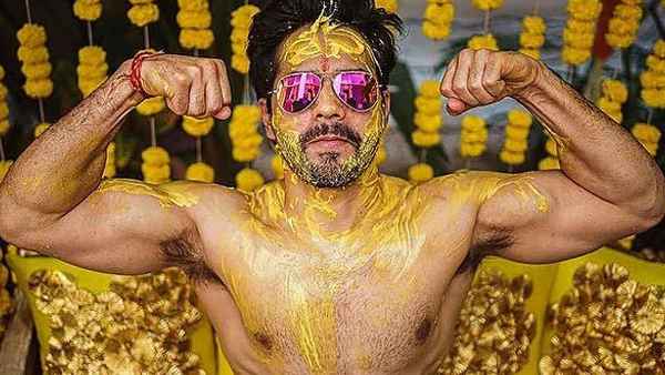 हल्‍दी सेरेमनी में इस अंदाज में नरज आए वरुण धवन 