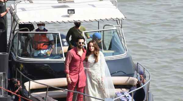 नई नवेली दुलहनियां नताशा का हाथ थामें कैमरे में कैद हुए वरुण धवन 