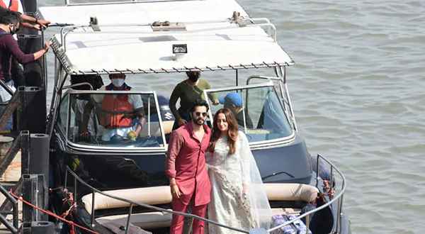 इस ड्रेसअप में नजर आया ये नया नवेला शादीसुदा जोड़ा 