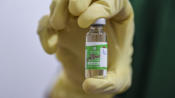 कोरोना की वैक्सीन लगवाने के पहले और बाद में ना पीएं शराब