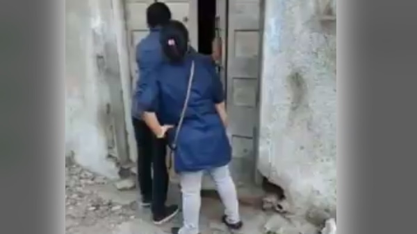 कमरा गंदा था और बदबू आ रही थी कमरा गंदा था और बदबू आ रही थी