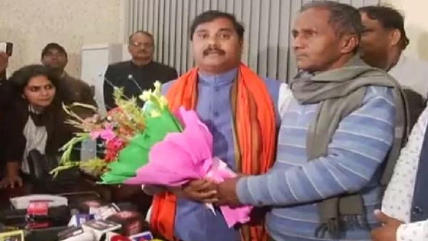 officer misbehaved peon give bouquet to new minister janak ram officer misbehaved peon give bouquet to new minister janak ram