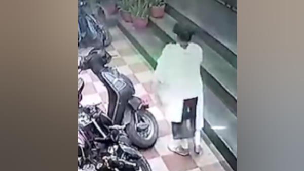 बिना नंबर वाली बुलेट से होटल पहुंची थी डांसर