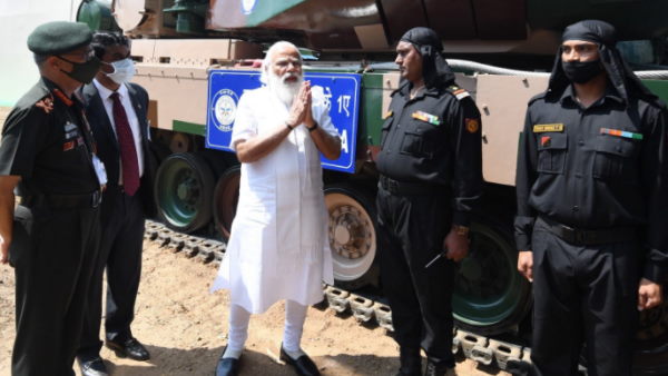 चेन्नई में सेना को सौंपा टैंक