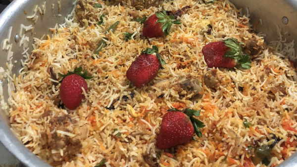 स्ट्राबेरी डालकर बनाई बिरयानी