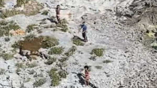 हेलीकॉप्टर से दिया गया खाना-पानी