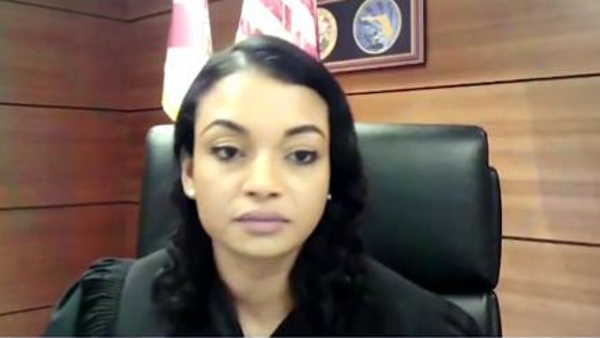 चोरी के आरोप में गिरफ्तार था शख्स