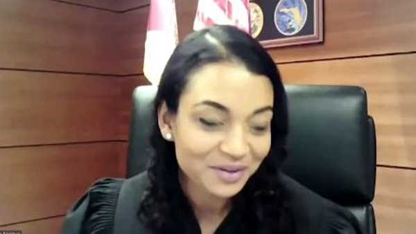 जज को खुश करने की कोशिश गई बेकार