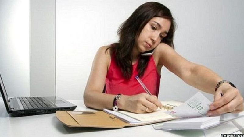 नाइट शिफ़्ट में महिलाओं के हक़ों को क्या मार रही हैं कंपनियाँ