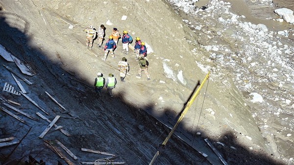 जान जोखिम में डाल कर पहाड़ पर मजदूरी जान जोखिम में डाल कर पहाड़ पर मजदूरी