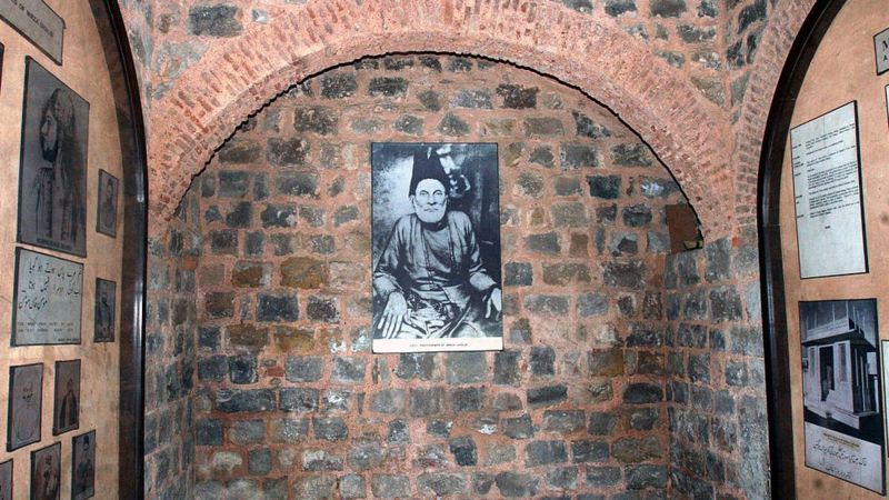 ग़ालिब की चिट्ठियाँ, क़ासिद के आते आते ख़त इक और लिख रखूँ ग़ालिब की चिट्ठियाँ, क़ासिद के आते आते ख़त इक और लिख रखूँ