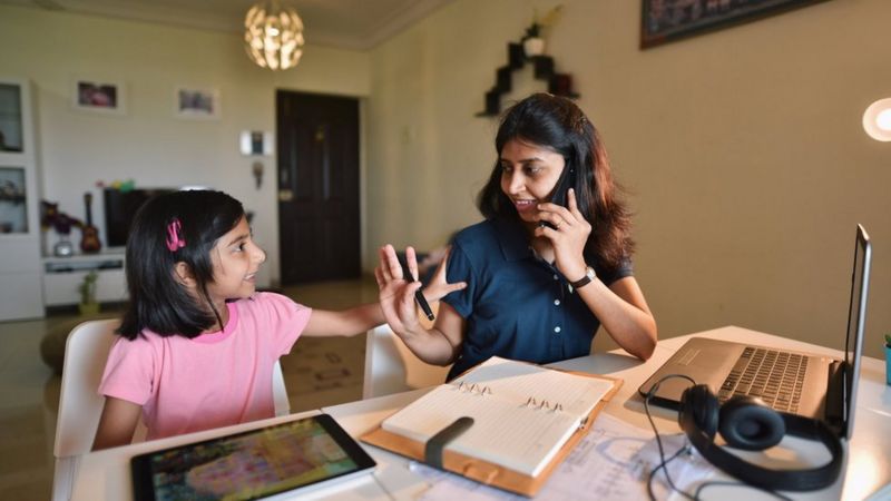 नाइट शिफ़्ट में महिलाओं के हक़ों को क्या मार रही हैं कंपनियाँ